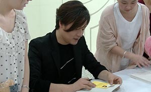 視頻|張嘉佳到上海書(shū)展推銷他家汪星人的新書(shū)