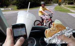 如何避免開車時玩手機？看看行為經(jīng)濟學(xué)怎么說 