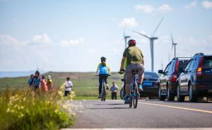 “草原天路”恢復免費后首個假期：占道拍照、亂扔垃圾仍存在