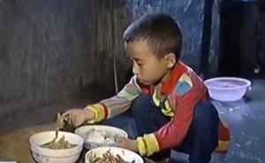 貧困孩子吃不起4元學(xué)校餐回家開水泡飯，有的用辣條充饑