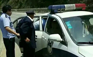 一退休干部大巴上裸露下體猥褻少女，其他乘客將其制服并報警