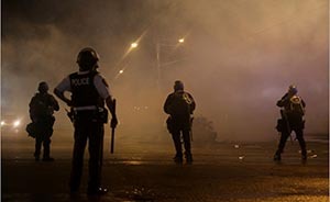 洋跟帖|美國網(wǎng)友如何看警察槍殺黑人青年事件？