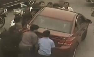 蘇州男子未走斑馬線被撞并壓在車底，十幾位熱心路人抬車救人
