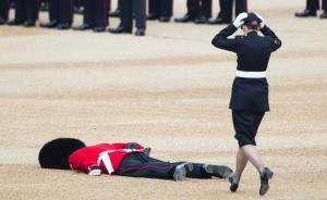 英女王穿“綠屏”外套出席90歲生日慶典，暈倒的衛(wèi)兵又搶鏡