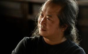 因?yàn)榻鹩畛蔚摹斗被ā罚u(píng)論家吳亮動(dòng)筆寫(xiě)出小說(shuō)《朝霞》