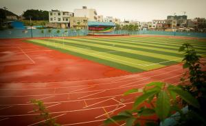家長(zhǎng)談“跑道”色變，新華社：應(yīng)像抓校舍安全一樣抓跑道安全