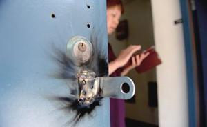 小区30多户被强制换锁封门，封门者称所封的5个单元是他的