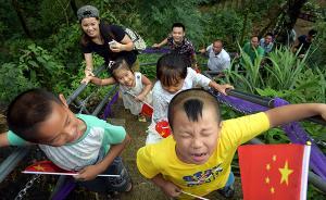 “狼爸”父親節(jié)集體拿鞭子趕孩子走天梯：走慢就打，最小4歲