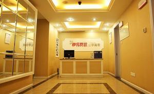 四川女生美容院花1萬4割雙眼皮，該院網(wǎng)上報價僅2800元