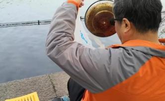 忘了拍出好鳥片，他拿了口鋼鍋到西湖邊