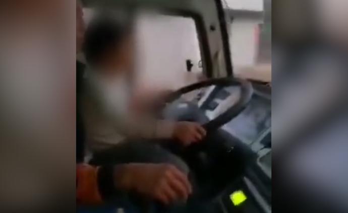 司機讓5歲孫子駕駛客車，還載著十余人