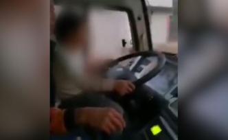 司機(jī)讓5歲孫子駕駛客車，還載著十余人