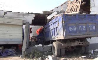 禍從天降！男子正做飯，房子被貨車撞塌
