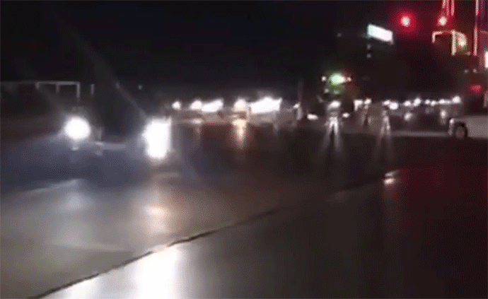 理發(fā)糾紛傷人后駕車逃逸，途中沖撞交警
