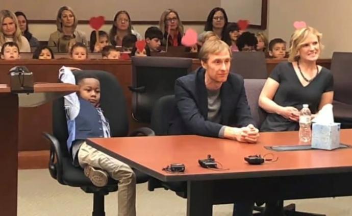 美國5歲男孩被收養(yǎng)，全班同學(xué)法庭送祝福