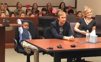 美國(guó)5歲男孩被收養(yǎng)，全班同學(xué)法庭送祝福