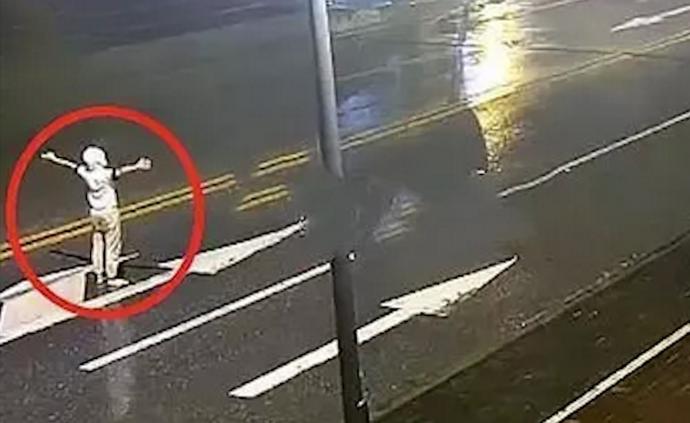 女友路中央劝阻被撞死，“作死”男友获刑