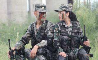 90后退伍兵2年拍440套戰(zhàn)地婚紗