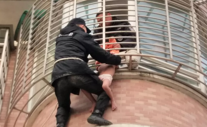 女童被卡，他在十厘米的窗沿托了十分鐘