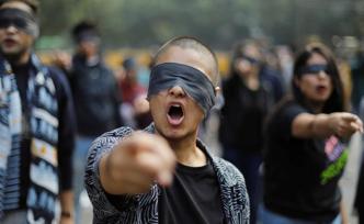 印度一強(qiáng)奸案受害者出庭作證途中遭疑犯放火，重度燒傷身亡