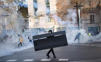 全法交通瘫痪：养老金改革引发大罢工，工会称下周还有新一轮