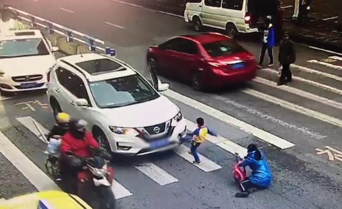 母子斑馬線上被撞,男孩起身怒踹轎車