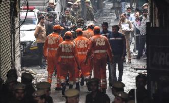 直播錄像丨印度新德里一座四層商廈發(fā)生大火，43人死亡