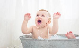 寒冷的冬天，怎么給寶貝洗澡？