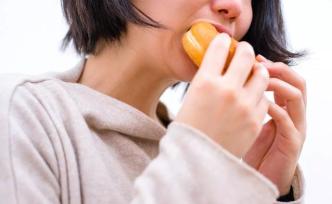 姑娘自稱喝奶茶誤吞吸管，醫(yī)生發(fā)現(xiàn)真相后震驚了：這么狠？