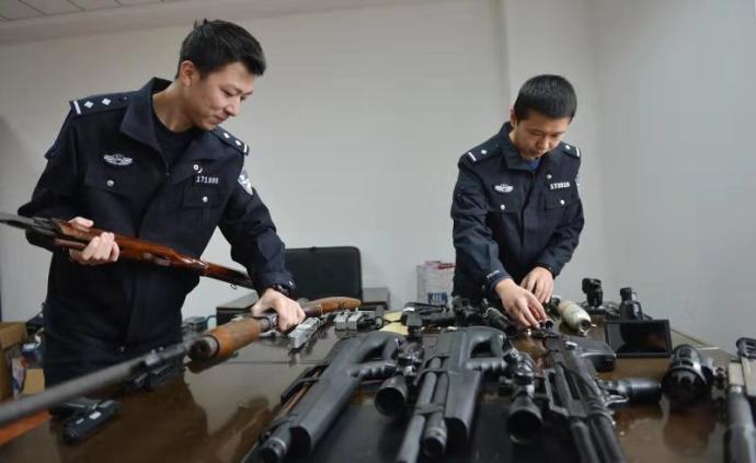 “富二代”高價買槍和熱能儀夜間打獵