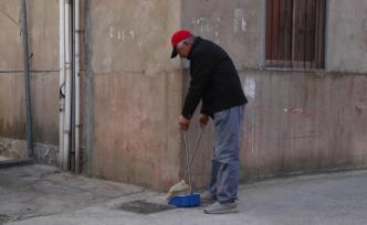 老人每天義務(wù)撿3斤狗糞：減少鄰里矛盾