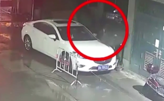 轎車堵住單位宿舍消防通道，保安怒戳轎車4個(gè)輪胎