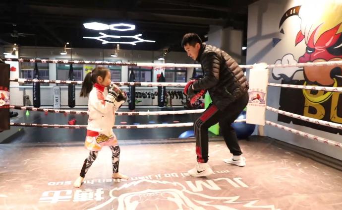 “鹰爸”锻炼女儿体能：训练场禁喊爸爸