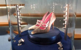 記得進(jìn)博會(huì)3000萬(wàn)元的粉鉆鞋嗎？該品牌在外灘開(kāi)全球首店