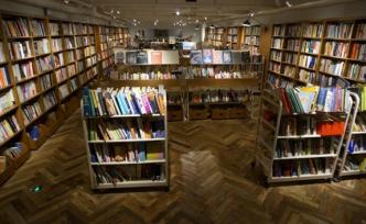 書店測評｜夜訪多抓魚書店，與“算法”的親密接觸
