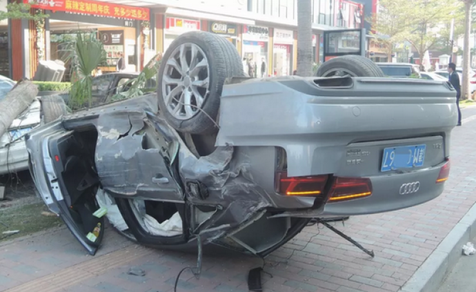 房产员工开奥迪逆行连撞6车,车翻报废