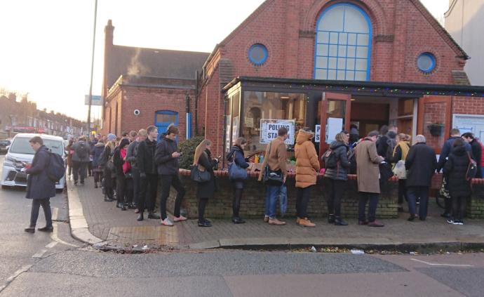 英國大選投票站意外不斷，選民熱情空前