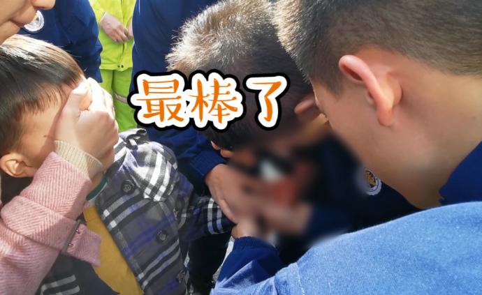男童洗碗手卡水槽，救護(hù)車帶其求助消防