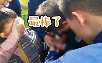 男童洗碗手卡水槽，救護車帶其求助消防