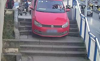 女司机实锤“立体重庆”：开车卡进梯坎