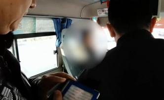 客車司機(jī)駕車開直播，乘客舉報(bào)后交警攔停