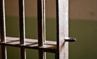 致使在押人員脫逃，榆林檢方對(duì)看守所兩干警決定刑拘