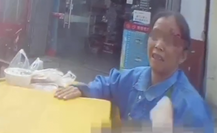 女摊主摔伤担心花钱，民警送医帮垫付