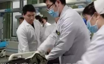 患者打完120失聯(lián)，醫(yī)護人員挨家挨戶敲了一個多小時門