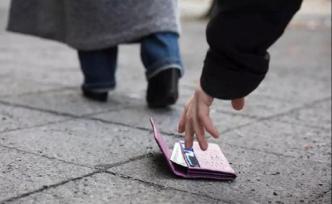 撿到錢包僅歸還身份證后稱錢包丟了，男子被判賠償3700元