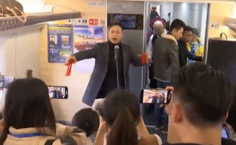 成貴高鐵首趟列車，魔術(shù)快板秀貴州風俗