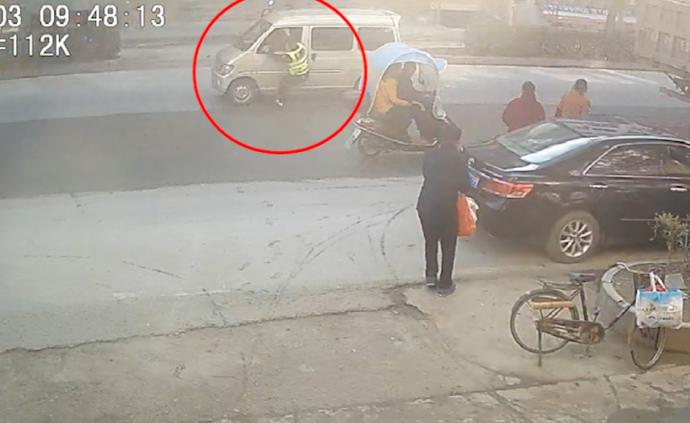 “瘋狂”面包車沖卡拖行民警600米