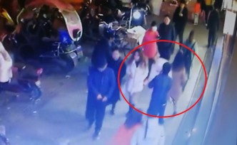 扒手作案2秒后被抓，民警：我已蹲守7天