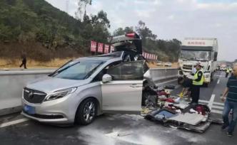 重型貨車司機(jī)玩手機(jī)，追尾違停車致5人死