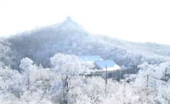 天門山迎入冬首場(chǎng)降雪，山頂現(xiàn)霧凇云海